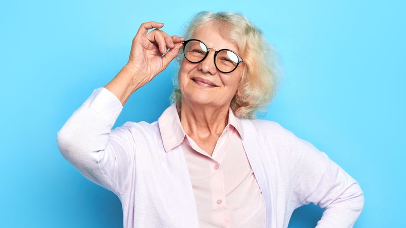 senior femme lunettes