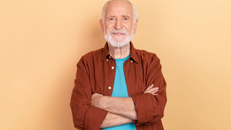 senior tee shirt bleu bras croises