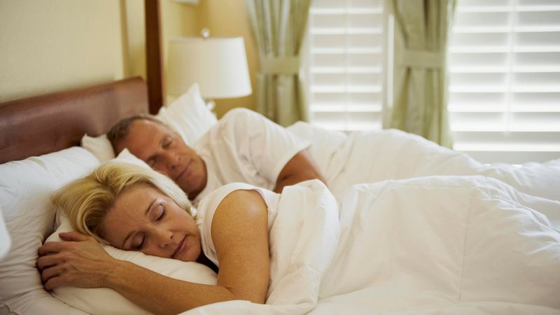 un couple dormant l'été en pyjama