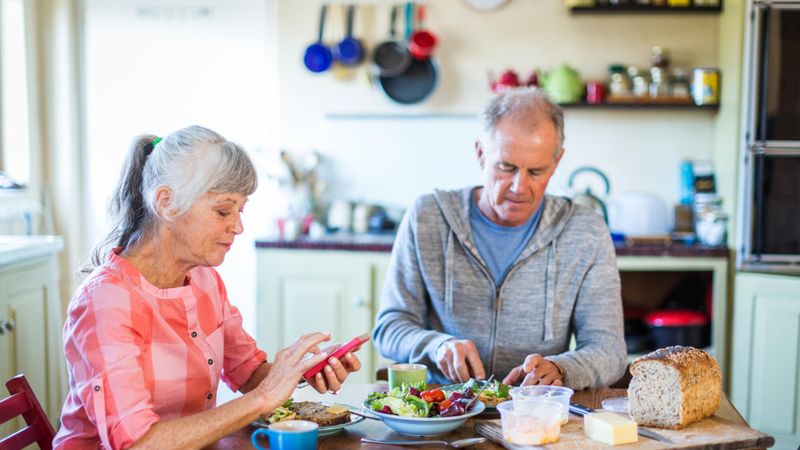 Un couple en train de manger