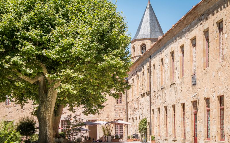 Nichée dans un village médiéval du Tarn, cette abbaye-école recèle un des plus beaux musées français de la tapisserie